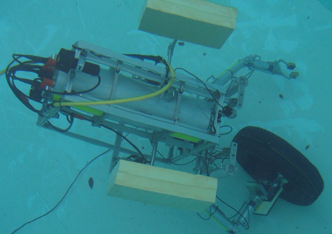 姿勢制御可能な水中ロボット(水中ドローン)