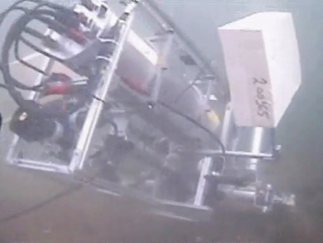 姿勢制御可能な水中ロボット(水中ドローン)